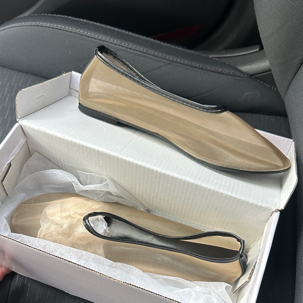 Elegant Black and Tan Women's Flats